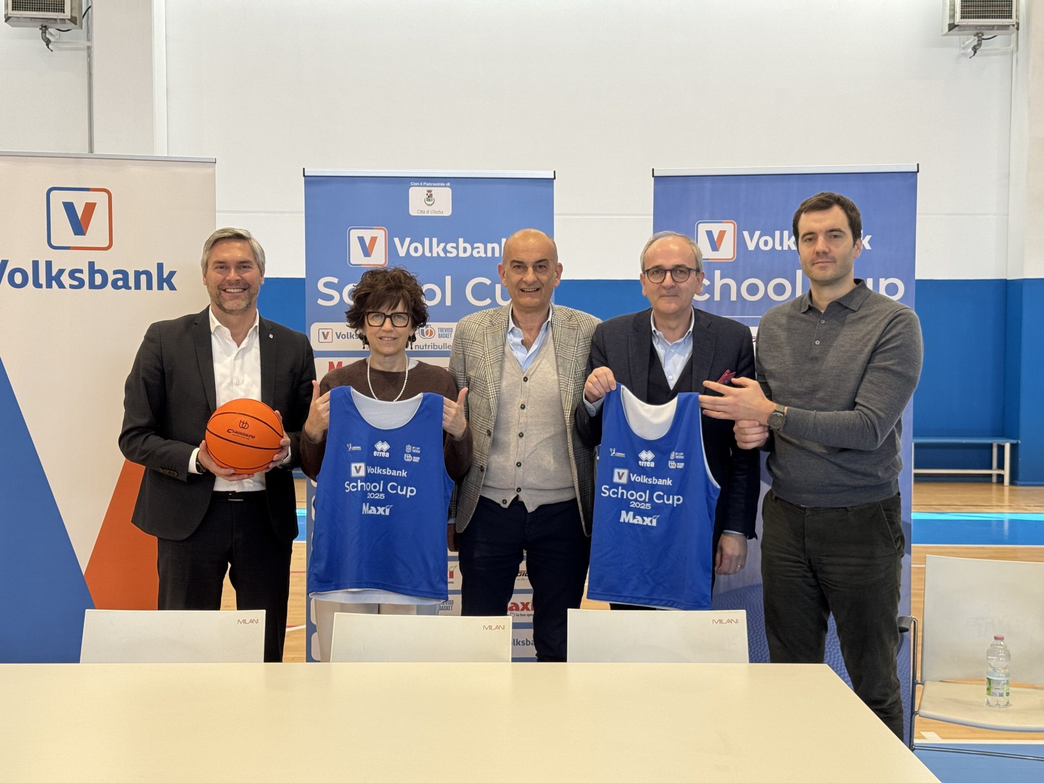 Foto di gruppo Staff e Sponsor conferenza stampa Volksbank School Cup